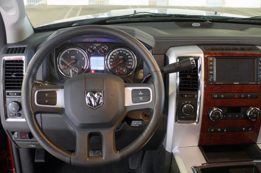  Dodge Ram 3500 Laramie Mega Cab 2010 года  (фото 18 из 37)